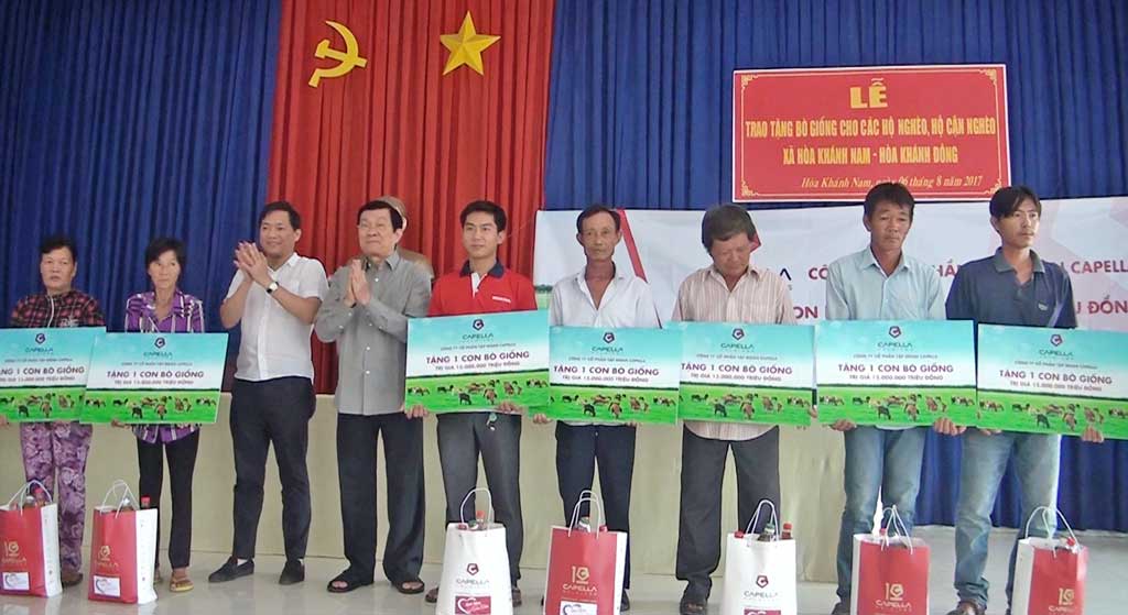 Nguyên Chủ tịch nước Trương Tấn Sang dự trao tặng bò giống cho người nghèo tại Đức Hòa